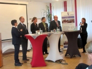 <br /><strong>Diskussionsrunde „Blick hinters Werktor“ </strong><br />(v.l.n.r.) Heidi Schanz, Ralf Stahlberg, Lisa Krämer, Michael Hackler, Ralf Köper, Katharina Simon<br /><br />